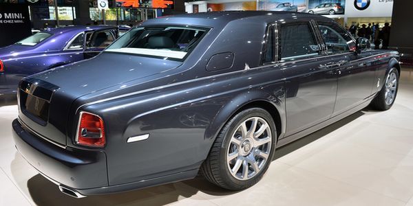 Rolls Royce Ghost 2015 - Side and Rear View
